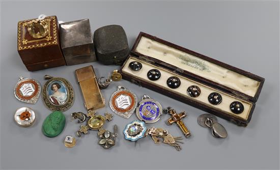 Mixed jewellery including cased agate buttons, yellow metal and citrine ring, Essex crystal pin terminal etc.